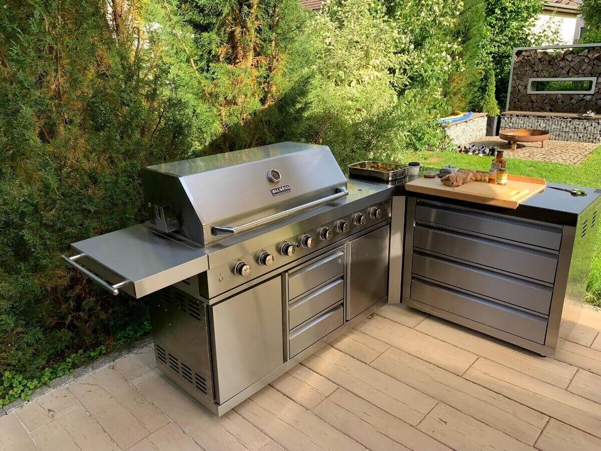 Die AllGrill Ultra Outdoorkueche auf einer Terasse im grünen Garten